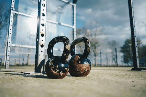 Cage de CrossFit à l'extérieur avec 2 Kettlebells