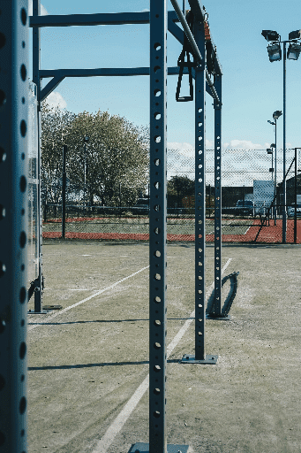 Cage de CrossFit à l'extérieur proche d'un stade