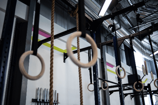 Anneaux de gymnastique dans salle de CrossFit