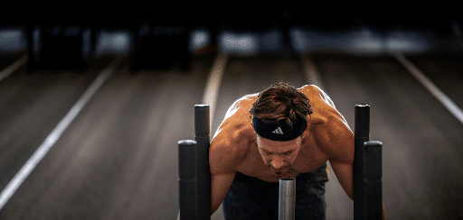 Homme qui fait du sled push