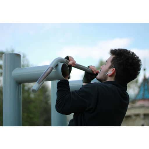 Homme qui fait une traction dehors